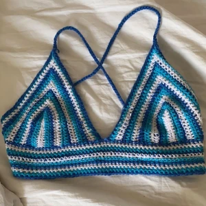 Virkad topp - INTRESSEKOLL på denna fina topp som jag precis virkat, passar cupa A/B och är reglerbar i axlar och rygg. säljer endast vid bra bud💙 kram<3