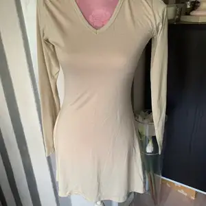 Snygg tunn klänning 👗 i en beige färg super snygg på med lång ärm 