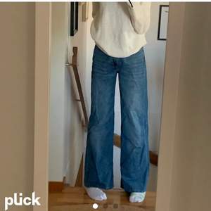 Jötte fina jeans från HM köpte för ett tag sen men har nästan aldrig använt pga att de inte riktigt var min still jag är 165 och det sitter bra i min längd köparen står för frakten jag tror den ligger på 48k-64kr