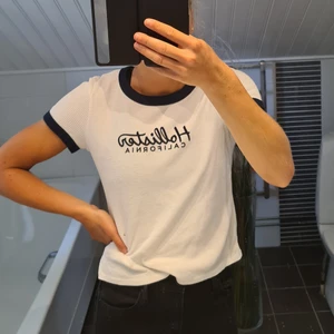 T-shirt från Hollister - En jätteskön T-shirt från hollister i Storlek M med slim passform!