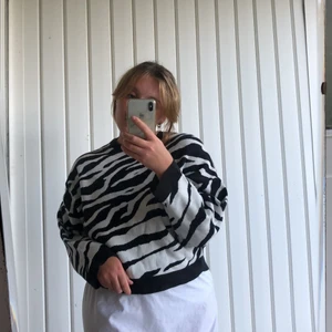 Stickad tröja - Superfin och skön finstickad tröja med zebramönster. Endast använd en gång så jättefint skick, säljer då den tyvärr inte kommer till användning. Storlek M men passar allt från XS-L. Köparen står för frakten.