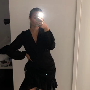 Klänning neo blir svart - En helt ny klänning från neo noir, sitter jättefint men är en aning för lång för mig som är 164cm lång:( aldrig använd