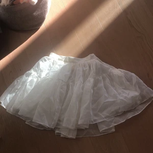 Vit sommrig kjol från H&m - Jätte söt Vit ”puff” kjol från H&m! Köpt för 90kr och i väldigt bra skick förutom lite svart färg som jag upptäckte nu, tror det går bort i tvätten dock! Aldrig använd lappen är kvar och den är i st 38. Super fin!🥰💕