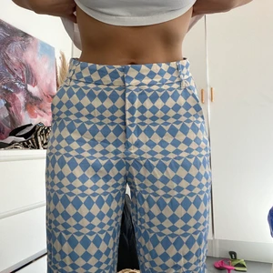 Mönstrade byxor från zara  - Blå/vita mönstrade byxor från Zara använd endast en gång. Säljer även matchande skjortan i ett annat inlägg. Båda två kan köpas som ett paketpris för 400. Köparen står för frakt 