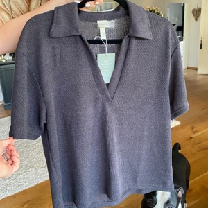 Stickad T-shirt  - VÄLDIGT MÅNGA INTRESSERADE, BUDA I KOMMENTARERNA!!! Kollar intresse på denna slutsålda tröja från H&M i färgen grå!! Storlek medium och sitter super najs på mig som vanligtvis har xs-s