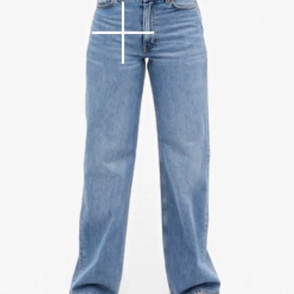 Säljer mina favorit jeans från monki!! De är wide/straight leg❤️  köparen står för frakten och kom privat om ni har frågor eller är intresserade⭐️⭐️ Köptes för 400kr, och inte mina bilder förresten men de sitter exakt så som på bilderna <33 . Jeans & Byxor.