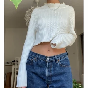 Vit tjocktröja - Superfin croppad tjocktröja från Urban Outfitters! Passar perfekt till sena sommarkvällar och att ha nu till hösten! Köpt för 400kr och har endast använt den 2 gånger. One size och passar mig som har S men då den är väldigt stretchig så skulle säga att den passar XS-M
