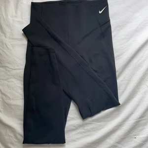 Nike träningsbyxor  - Nästan helt nya träningsbyxor från Nike i superbra skick! Modellen heter ”dri-fit” och sitter väldigt bekvämt