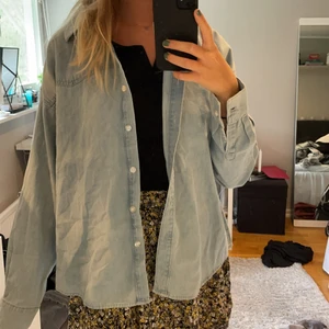 skjorta - blå skjorta från bikbok, aldrig använd💖