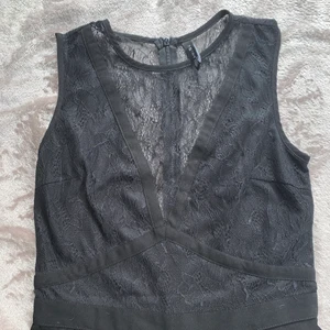 Jumpsuit - Snyggaste jumpsuiten! Älskar den verkligen men den passar tyvär inte längre! Använd 1 gång, så i typ nyskick! Storlek 34! Mer bilder finns, bara att fråga! :) köpt på new yorker! Öppen rygg med spets😍