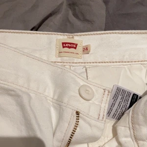 vita LEVI’S jeans💕 - Super fina Levi’s byxor som ej kommer till användning. Jag tycker inte dom är genomskinliga alls och dom är inte tajta i storleken men dom är tyvörr lite små för mig. Hör av er vid intresse!💕