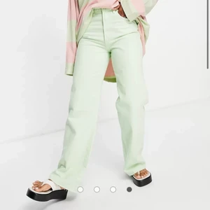 Jeans - Superfina jeans ifrån stradivarius. Använda 1 gång. Säljer då dom är förstora på mig. Fraken ingår i priset.