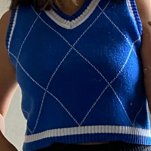 väst - fin liten stickad väst från ShopCider. SÅ fin och SÅÅ skön men tyvärr inte min stil. Aldrig använd ✨