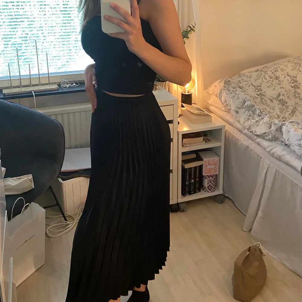 En lång svart kjol från H&M som är köpt second hand. Fortfarande i väldigt bra skick. 💗. Kjolar.