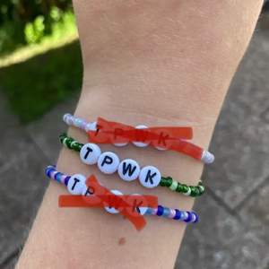 säljer dessa tre armband med texten ”TPWK” (treat people with kindness), inspirerade av harry styles. jag har gjort dom själv, omkretsen på varje armband står på sista bilden💕💕 priset är per armband