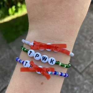 tpwk armband - säljer dessa tre armband med texten ”TPWK” (treat people with kindness), inspirerade av harry styles. jag har gjort dom själv, omkretsen på varje armband står på sista bilden💕💕 priset är per armband