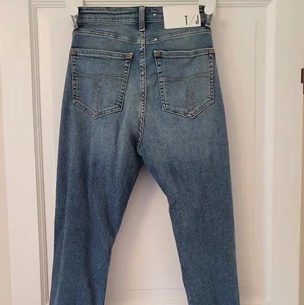 Superfina Tiger of Sweden jeans i storlek 28/32. Nypris 1099. Köparen står för eventuell frakt.. Jeans & Byxor.