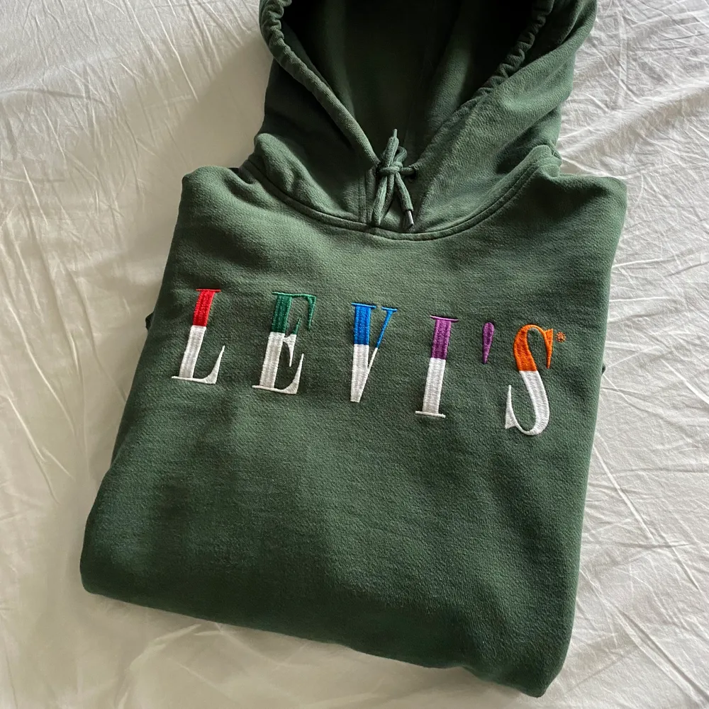 Säljer en Levis hoodie i fett skön färg! Plagget är inprinsip i nyskick då jag knappt använt den. Passformen är lite overzise på mig som brukar ha M/L och är 185 cm. Plagget köptes på en Levis affär i julas för 699kr. Köpare står för frakt 📦. Hoodies.
