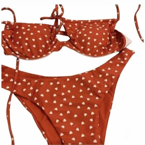 Söt bikini  - Söt bikini. Röd med vita hjärtan. Aldrig använd 