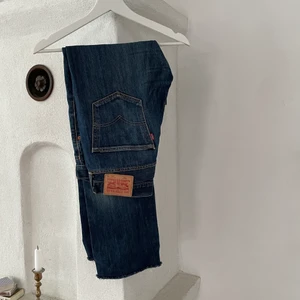 Levis vintage 501  - Ett par Levis jeans 501 som är avklippta och därför blir dem lite kortare, skulle säga att jeansen är 31/32. Dem är i bra skick utan några hål 