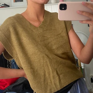 Väst från zara - Olivgrön färg. Strl 11-12 men passar xs-s. Köparen står för frakten