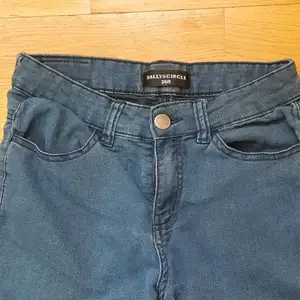 Säljer mina nya lite low waisted/mid waisted jeans som har aldrig använts. Kondition är jätte bra och mästan som ny. Materialen är jätte skön och storleken är s/xs/xxs. Bud start från 150+ frakt 