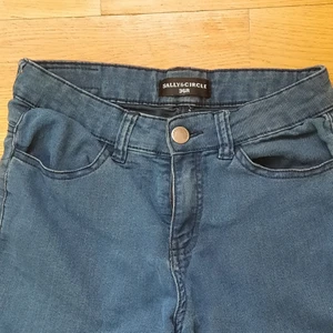 Lowwaisted blueish grey skinny jeans - Säljer mina nya lite low waisted/mid waisted jeans som har aldrig använts. Kondition är jätte bra och mästan som ny. Materialen är jätte skön och storleken är s/xs/xxs. Bud start från 150+ frakt 