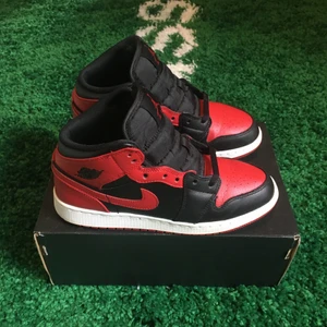 Air jordan 1 mid banned 2020 (GS) - Size US 6Y = EU 38,5. Condition 8/10. All original + receipt. 1000 sek / 100 €. Buyer pays the shipping cost. For more information please go visit @xhibitshop on instagram.