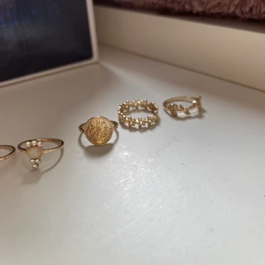 Ringar  - Ett superifint set med 5 ringar från Zalando❤️ Kan mötas upp i centrala Jönköping eller skicka via post (då står köparen för frakt) 