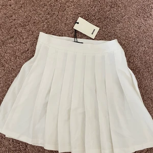 Jättefin kjol! - Supersöt vit ”cheerleader kjol” Elr vad man vill kalla de. Säljer pga att de inte är min stil riktigt och sparade ej kvittot så kan inte lämna tillbaka. Den är ALDRIG använd och prislappen sitter kvar <3 (bikbok har inte denna inne längre vad jag sett) 