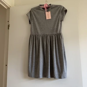 klänning  - Grå klänning 