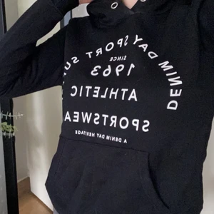 Svart hoodie - Svart hoodie med vitt tryck på framsidan! (Inga snören dock) 🖤Strl S🖤 Oanvänd!! Svin mjukt material.