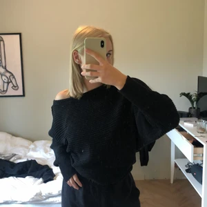 Stickad tröja - Stickad tröja från nakd, svart. Jätte fin men kommer inte till användning