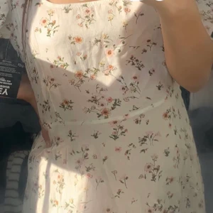 Sommarklänning - Härlig sommarklänning! Går lite över knäna på mig som är 162cm lång, Helt ny & aldrig använd pga fel storlek.