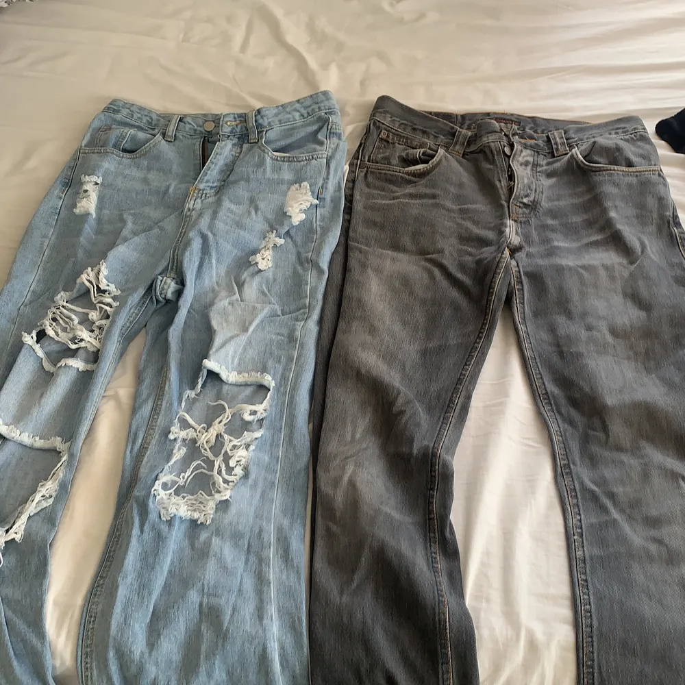 För mig som är en S/34-36 en båda plaggen lite för stora, där för antar jag att byxorna passar bättre på en M/38-40. Ps: hålen på de blåa jeansen är lite slitna och trådarna har gått av lite så ni är medvetna om det💞💞💞och de gråa jeansen är det lite herr modell på men har ändå använt dem som tjej <3 PS igen: båda för 100 kr eller ett par för 75kr♥️♥️♥️. Jeans & Byxor.