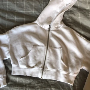 Kort zip up  - Säljer en vit kort zip up från hm i medium men jag skulle säga att den passar xs-m :) säljer för att den inte kommit till användning på länge, den är tvättad några gånger men ett väldigt bra skick :) skriv privat om du är intresserad, säljer för 100kr + frakten som ligger på 57kr :P