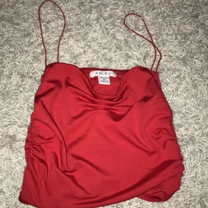 Topp - En oanvänd topp som är lite svår att få bra på bild. Sitter bra och är i fint skick!