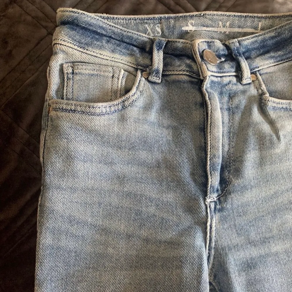 Ljusa Skinny jeans never denim från bikbok i st xs. Nästan helt nya då de endast använt 2 gånger. Väldigt sköna och stretchiga. . Jeans & Byxor.