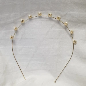 Sött diadem med pärlor - Diadem med vita "pearls" köpt från Gina Tricot. 💕 Aldrig använd 👑 