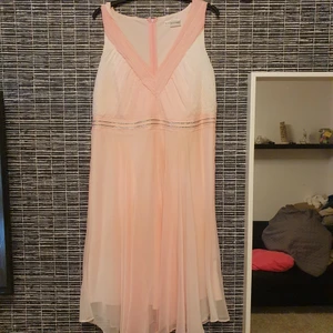 Rosa klänning - Rosa klänning med dragkedja i ryggen 