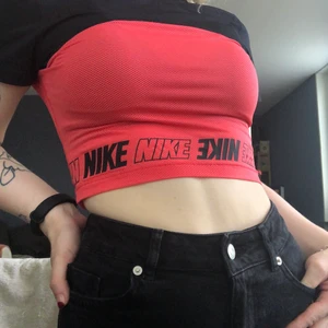 Croppad niketopp  - Träningstoppen från Nike! Tröjan är croppad och med rosa mesh! 