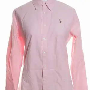 Säljer denna polo Ralph lauren skjortan jag har inte använt. Storlek: M/ L. Bud start från 300 kr + frakt. Ignorera hashtagen. 