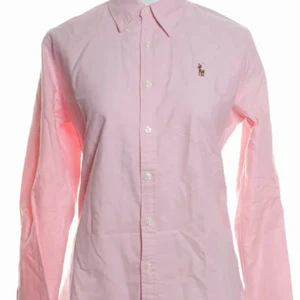 Polo skjorta - Säljer denna polo Ralph lauren skjortan jag har inte använt. Storlek: M/ L. Bud start från 300 kr + frakt. Ignorera hashtagen. 