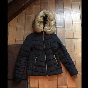 Jacka från Belle & Shoes - Jackan är endast använd 2-3 gånger. Köpte den för 1000kr. Säljer den för 400kr.