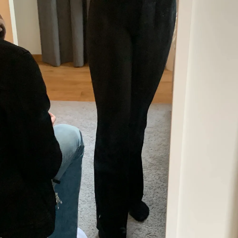 Mjukisbyxa i svart köpt från Gina, långa o benen. Inga fläckar utan i mycket bra skik . Jeans & Byxor.
