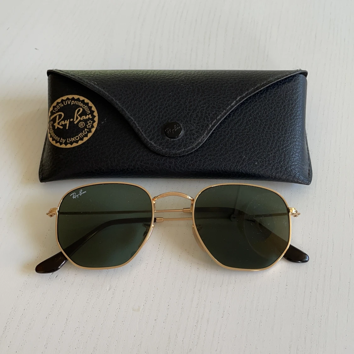 Rayban solglasögon.