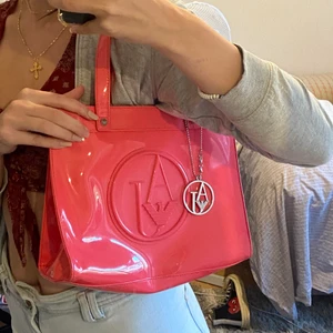 Armani jeans väska  - Rosa väska från Armani, bästa väska i nyskick 