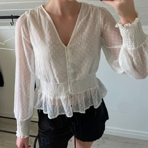 Vit blus bik bok - Säljer denna fina vita blus från bikbok med prickar på😍😍
