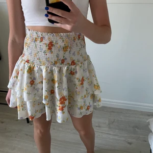 Blommig kjol från bik bok  - Säljer denna blommiga kjol från bik bok riktigt somrig och härlig!🌸💓