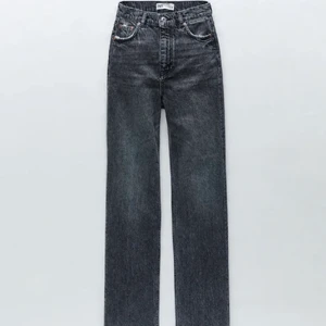 Zara jeans - Säljer mina full lengt jeans från zara som är oanvända då modellen inte passade mig. Jeansen är highwaist och i storlek 40, men passar även 38/42 beroende på hur man vill att de ska sitta. Köparen står för frakt💫 kontakta gärna för mer info eller bilder! 